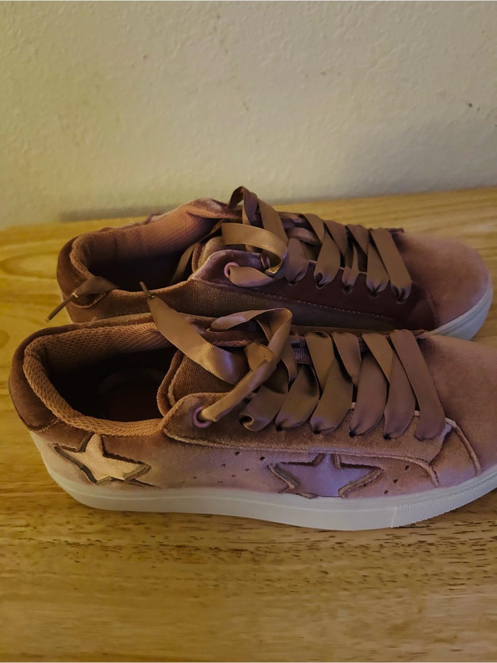 Bamboo Women’s Pink Velvet Star Accent Sneakers